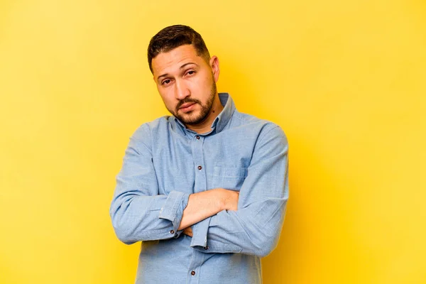 Jovem Hispânico Isolado Fundo Amarelo Que Está Entediado Cansado Precisa — Fotografia de Stock