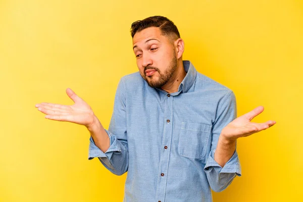 Junger Hispanischer Mann Isoliert Auf Gelbem Hintergrund Verwirrt Und Zweifelhaft — Stockfoto