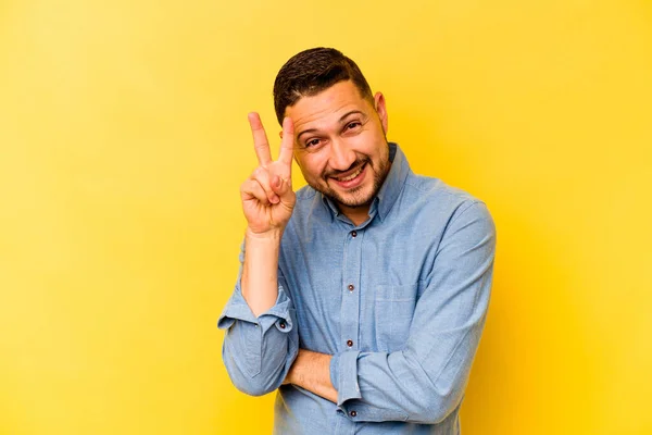 Mladý Hispánec Izolovaný Žlutém Pozadí Ukazující Číslo Dvě Prsty — Stock fotografie
