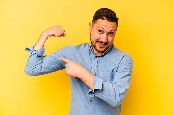 Jonge Latijns Amerikaanse Man Geïsoleerd Gele Achtergrond Toont Kracht Gebaar — Stockfoto