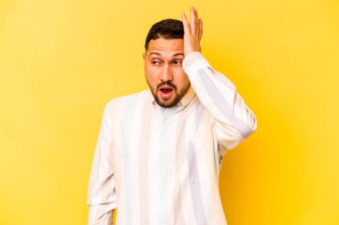 Sarı arka planda izole edilmiş genç bir İspanyol şok geçiriyordu. Önemli bir buluşmayı hatırladı..