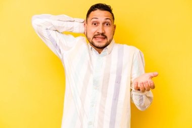 Sarı arka planda izole edilmiş genç bir İspanyol öfkeyle bağırıyor..