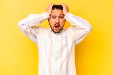 Sarı arka planda yaşayan İspanyol genç adam şaşırdı ve şok oldu..