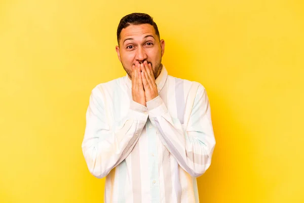 Junger Hispanischer Mann Isoliert Auf Gelbem Hintergrund Schockiert Mund Mit — Stockfoto