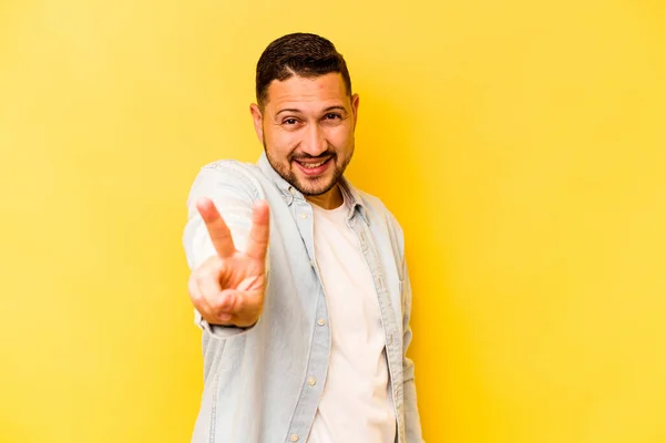 Jonge Spaanse Man Geïsoleerd Gele Achtergrond Vreugdevol Zorgeloos Met Een — Stockfoto