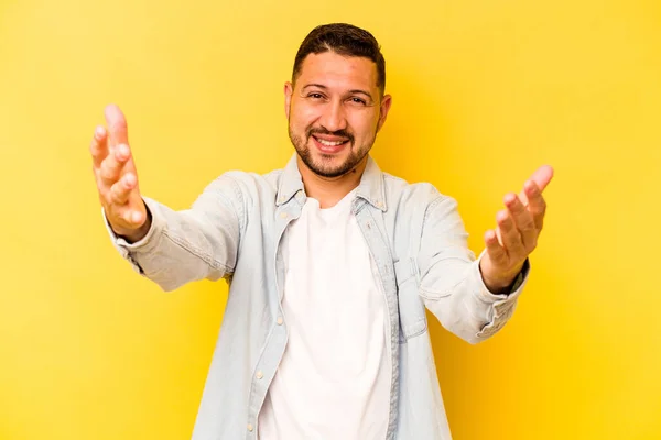 Joven Hispano Aislado Sobre Fondo Amarillo Celebrando Una Victoria Éxito — Foto de Stock