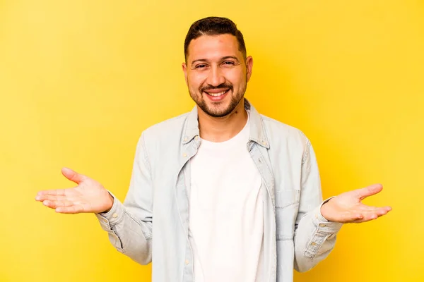 Mladý Hispánec Izolovaný Žlutém Pozadí Dělá Měřítko Rukama Cítí Šťastný — Stock fotografie