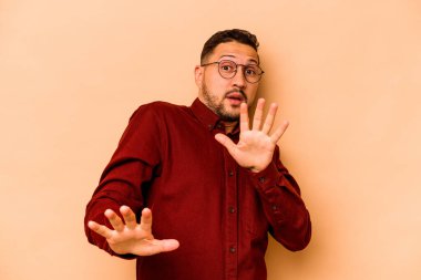 Latin kökenli genç bir adam yakın bir tehlike nedeniyle şok geçiriyordu.