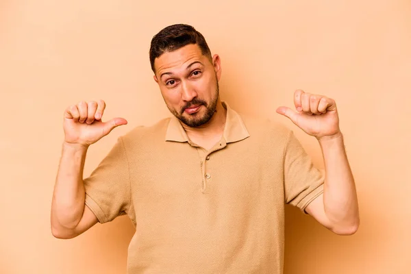 Joven Hombre Hispano Aislado Sobre Fondo Beige Siente Orgulloso Seguro — Foto de Stock