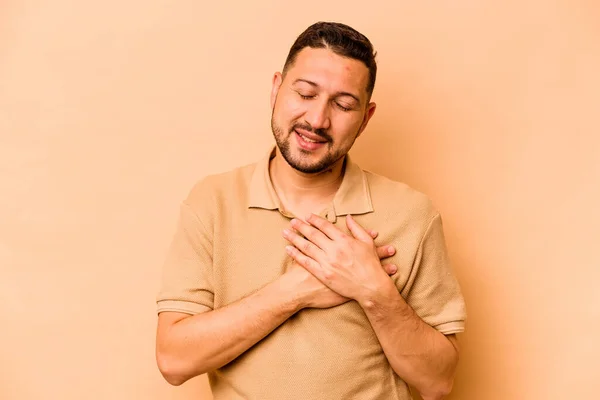 Joven Hispano Aislado Sobre Fondo Beige Tiene Expresión Amistosa Presionando — Foto de Stock