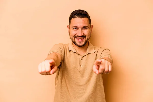 Mladý Hispánec Muž Izolovaný Béžové Pozadí Veselý Úsměvy Ukazující Dopředu — Stock fotografie