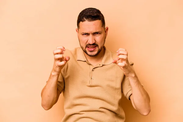 Jovem Hispânico Homem Isolado Fundo Bege Chateado Gritando Com Mãos — Fotografia de Stock