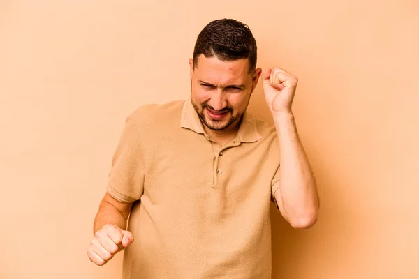 Junger Hispanischer Mann Isoliert Auf Beigem Hintergrund Tanzt Und Hat — Stockfoto