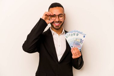 Genç İspanyol iş adamının elinde banknotlar var. Beyaz arka planda izole edilmiş. Heyecanlı..