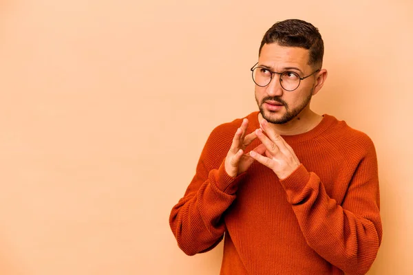 Joven Hispano Aislado Sobre Fondo Beige Inventando Plan Mente Estableciendo — Foto de Stock