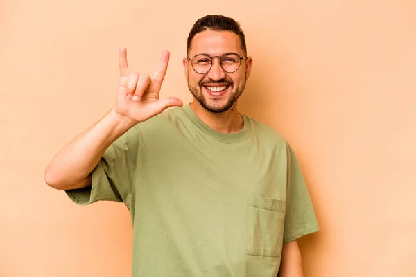 Junger Hispanischer Mann Isoliert Auf Beigem Hintergrund Der Eine Hupen — Stockfoto