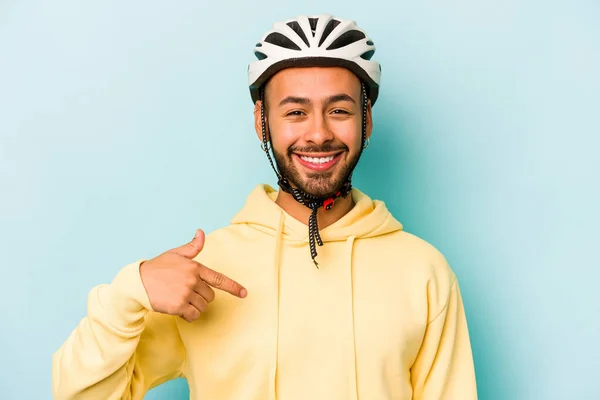 Junge Hispanische Mann Mit Helm Isoliert Auf Blauem Hintergrund Person — Stockfoto