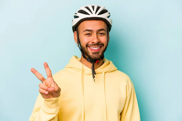 Junger Hispanischer Mann Mit Helm Auf Blauem Hintergrund Fröhlich Und — Stockfoto