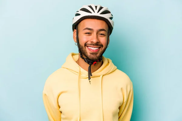 Junge Hispanische Mann Mit Helm Isoliert Auf Blauem Hintergrund Lachen — Stockfoto
