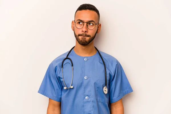 Mladý Hispánský Ošetřovatel Muž Izolovaný Bílém Pozadí Zmatený Nedůvěřivý Nejistý — Stock fotografie