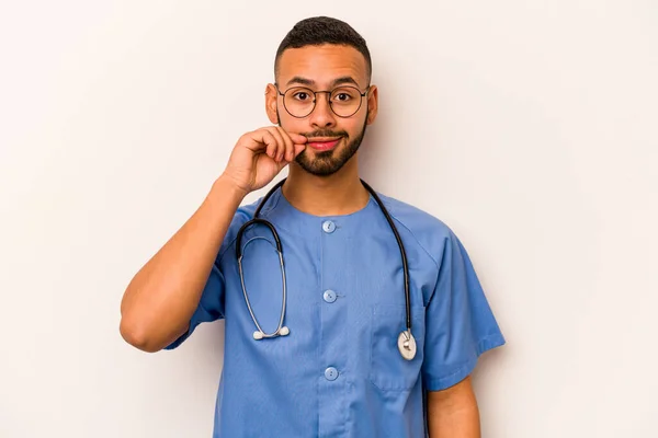 Jonge Latino Verpleegkundige Man Geïsoleerd Witte Achtergrond Met Vingers Lippen — Stockfoto