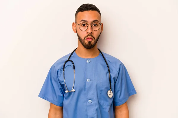 Jonge Spaanse Verpleegkundige Man Geïsoleerd Witte Achtergrond Haalt Schouders Open — Stockfoto