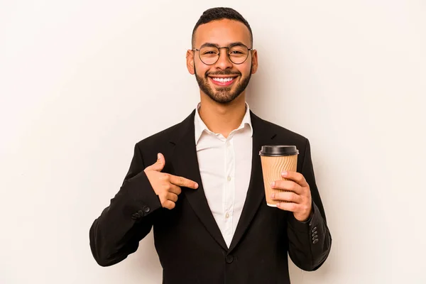 Mladý Byznys Hispánec Muž Drží Odnést Kávu Izolované Bílém Pozadí — Stock fotografie