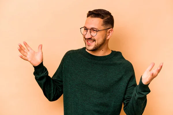 Jovem Hispânico Isolado Fundo Bege Alegre Rindo Muito Conceito Felicidade — Fotografia de Stock