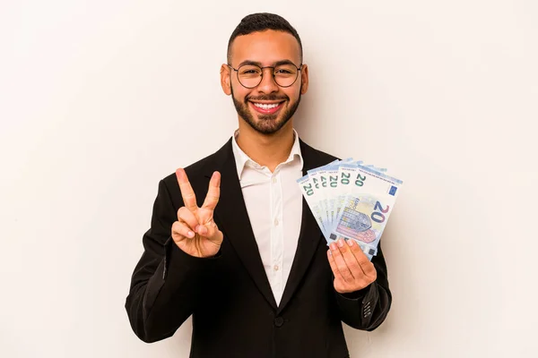 Mladý Byznys Hispánec Drží Bankovky Izolované Bílém Pozadí Zobrazující Číslo — Stock fotografie