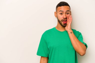 Beyaz arka planda izole edilmiş genç bir İspanyol yüksek sesle bağırıyor, gözleri açık ve elleri gergin tutuyor..