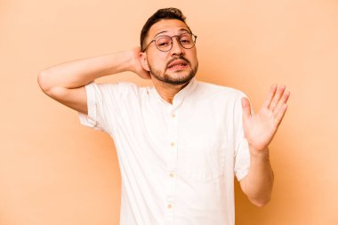 Genç İspanyol adam bej arka planda izole edilmiş öfkeyle bağırıyor..