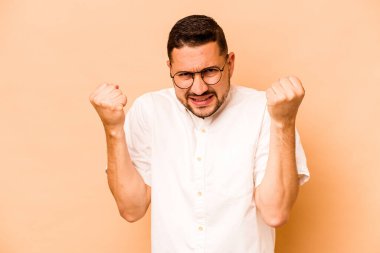 Bej arka planda izole edilmiş genç İspanyol adam gergin elleriyle çığlık atıyor..