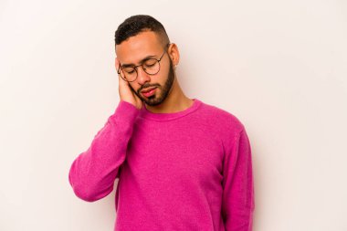 Beyaz arka planda izole edilmiş, sıkılmış, yorgun ve dinlenmeye ihtiyacı olan genç İspanyol bir adam..