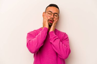 Beyaz arka planda yalnız kalmış, ağlayan ve sızlanan genç bir İspanyol..