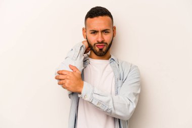 Beyaz arka planda izole edilmiş genç İspanyol bir adam stresten dolayı boynu ağrıyor, masaj yapıyor ve elle dokunuyor..