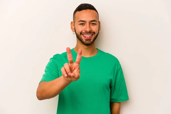 Junger Hispanischer Mann Isoliert Auf Weißem Hintergrund Zeigt Siegeszeichen Und — Stockfoto