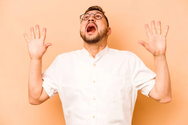 Young Hispanic Man Isolated Beige Background Screaming Sky Looking Frustrated — Stock Photo, Image