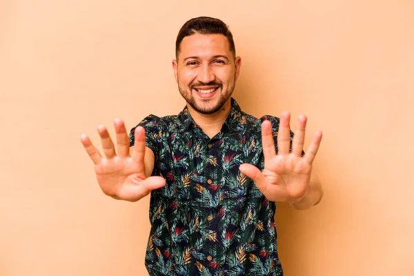 Mladý Hispánec Muž Izolované Béžové Pozadí Ukazující Číslo Deset Rukama — Stock fotografie