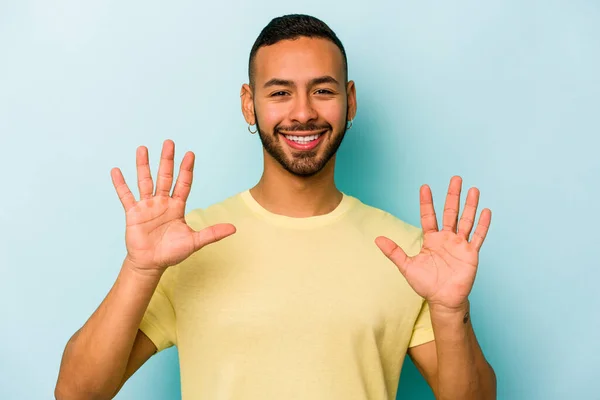 Jonge Spaanse Man Geïsoleerd Blauwe Achtergrond Toont Nummer Tien Met — Stockfoto