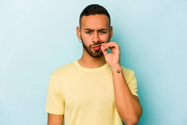 Joven Hispano Aislado Sobre Fondo Azul Con Dedos Los Labios — Foto de Stock