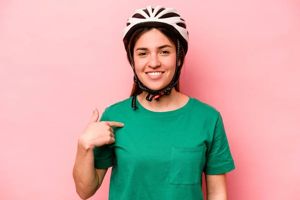 Junge Kaukasische Frau Trägt Helm Isoliert Auf Rosa Hintergrund Person — Stockfoto