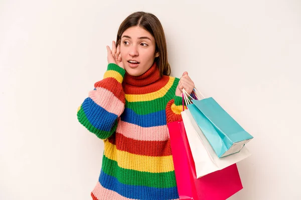 Ung Kaukasisk Kvinna Till Shopping Isolerad Vit Bakgrund Försöker Lyssna — Stockfoto