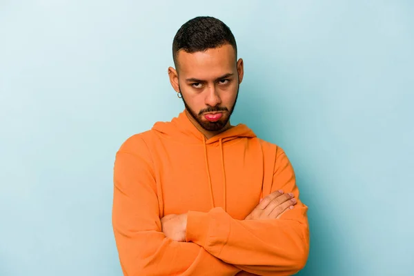 Joven Hombre Hispano Aislado Sobre Fondo Azul Cansado Una Tarea — Foto de Stock