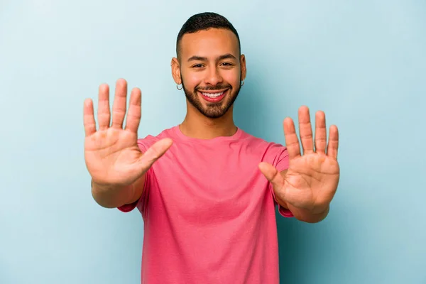 Νεαρός Ισπανός Απομονωμένος Μπλε Φόντο Δείχνει Νούμερο Χέρια — Φωτογραφία Αρχείου