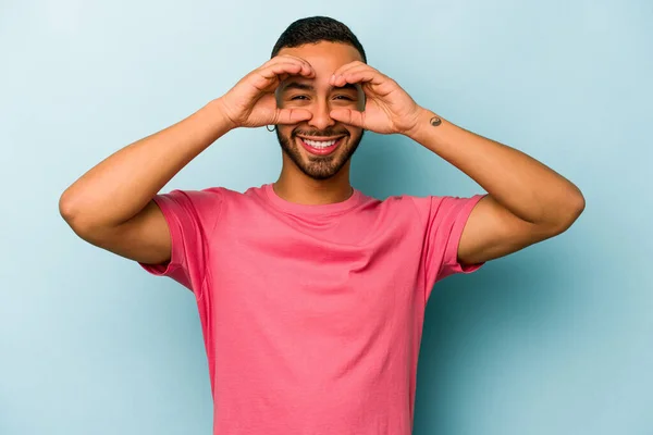 Young Hispanic Man Isolated Blue Background Showing Okay Sign Eyes — 스톡 사진