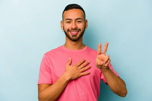 Junger Hispanischer Mann Auf Blauem Hintergrund Der Einen Eid Ablegt — Stockfoto