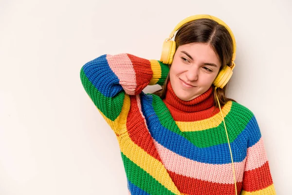 Молода Біла Жінка Слухає Музику Ізольовано Білому Тлі Торкаючись Голови — стокове фото