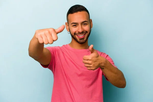 Mladý Hispánec Izolovaný Modrém Pozadí Zvedá Oba Palce Nahoru Usmívá — Stock fotografie