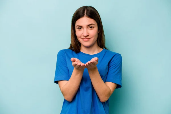 Kafkasyalı Genç Bir Kadın Mavi Arka Planda Izole Edilmiş Elinde — Stok fotoğraf