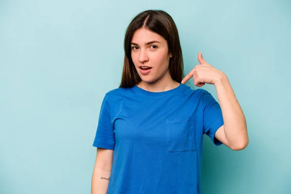 Mladá Běloška Izolované Modrém Pozadí Osoba Ukazuje Ručně Košili Kopírovací — Stock fotografie